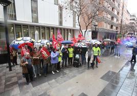 La manifestación de UGT y CC OO ha acabado frente a la Inspección de Trabajo en La Rioja.