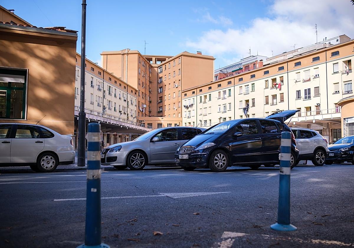 Patio de dársenas de la antigua estación visto desde los bolardos instalados para dar más espacio a la entrada del colegio.