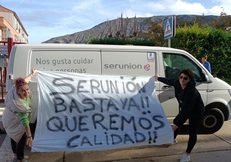 Madres del Ampa del CEIP San Bartolomé de Ribafrecha muestran una pancarta contra Serunión junto a una furgoneta de la empresa.