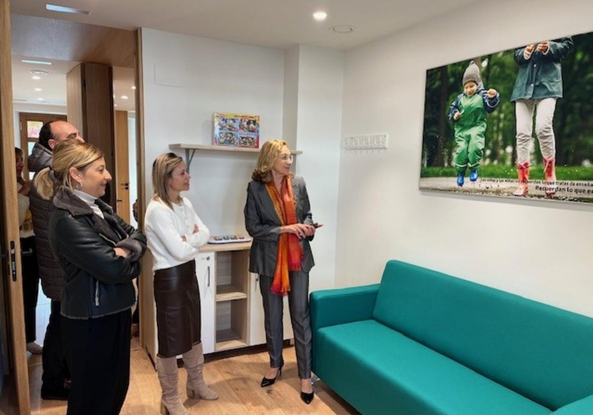 Guadalupe Fernández, Tania Sáez y María Martín durante la visita.