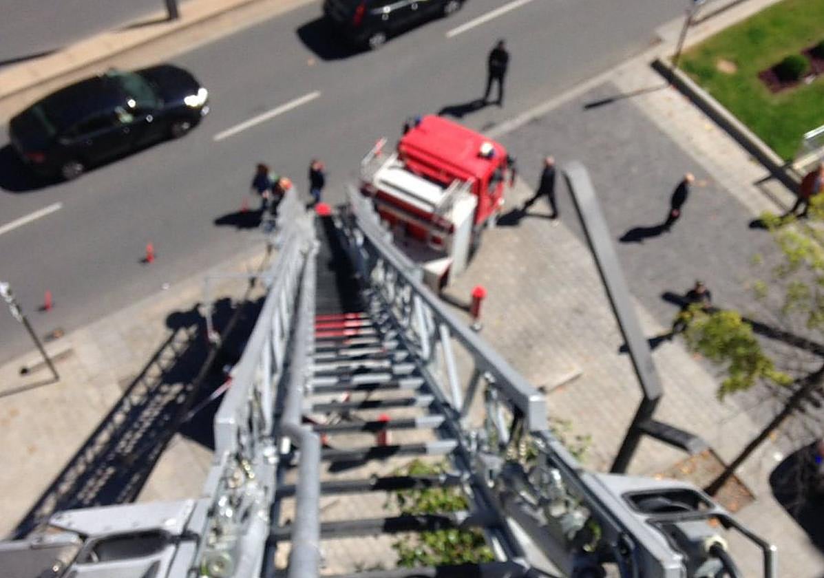 Escala de bomberos durante una actuación en la capital para entrar a un domicilio.