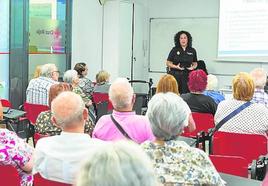 Charla para personas mayores en la sede de Cruz Roja.