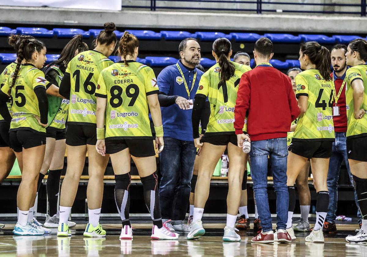 Juanjo González da instrucciones a sus jugadoras en una imagen de archivo.