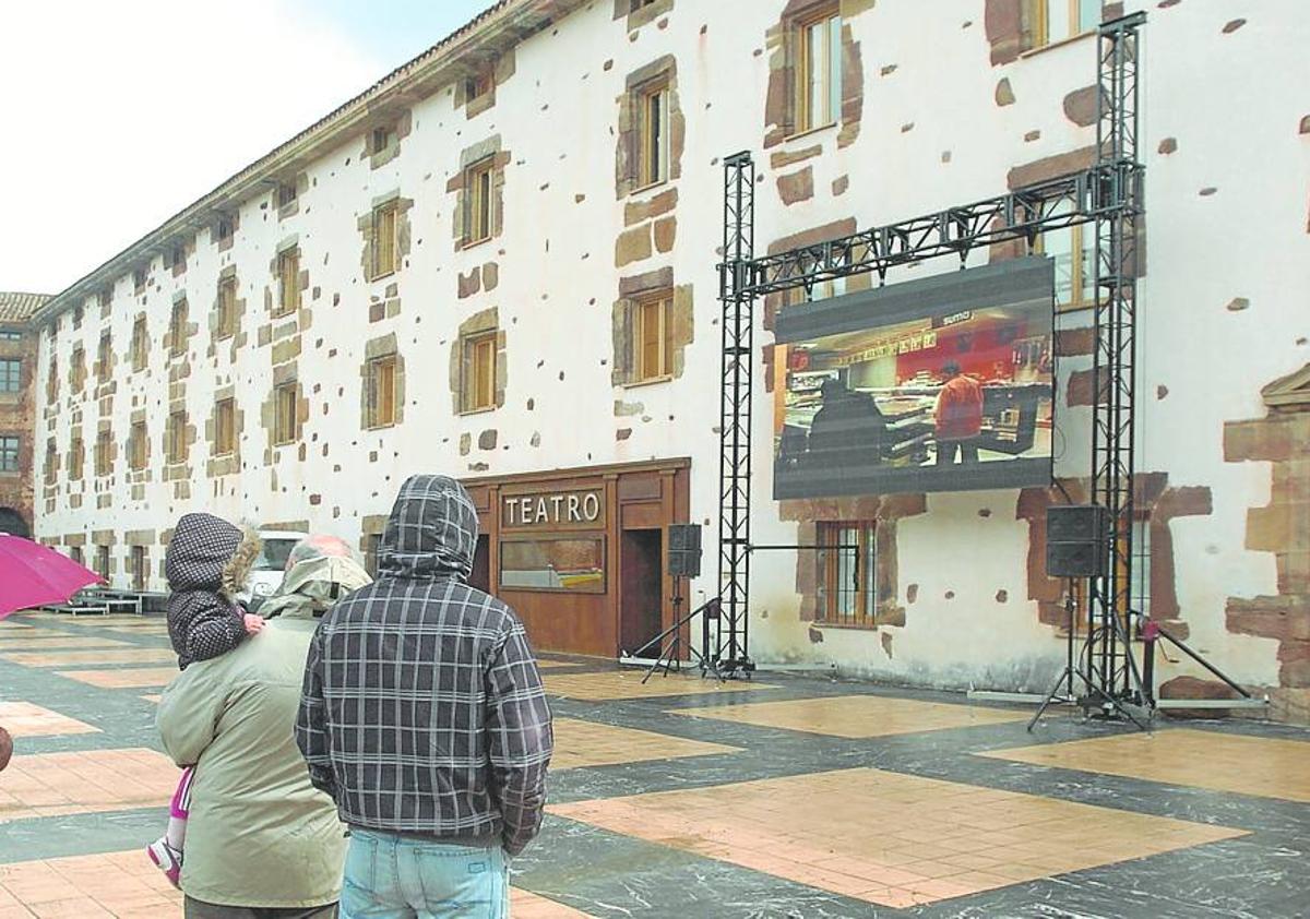 Imagen secundaria 1 - Ortigosa. Puente de San Martín, rehabilitado y protegido como BIC (arriba). Ezcaray. La Real Fábrica de Paños, reconocida como Bien de Interés Cultural en 1992 (izquieda). Logroño. Chimenea de la antigua Tabacalera. 