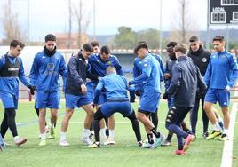 Los jugadores de la SD Logroñés, durante un entrenamiento en Pradoviejo.