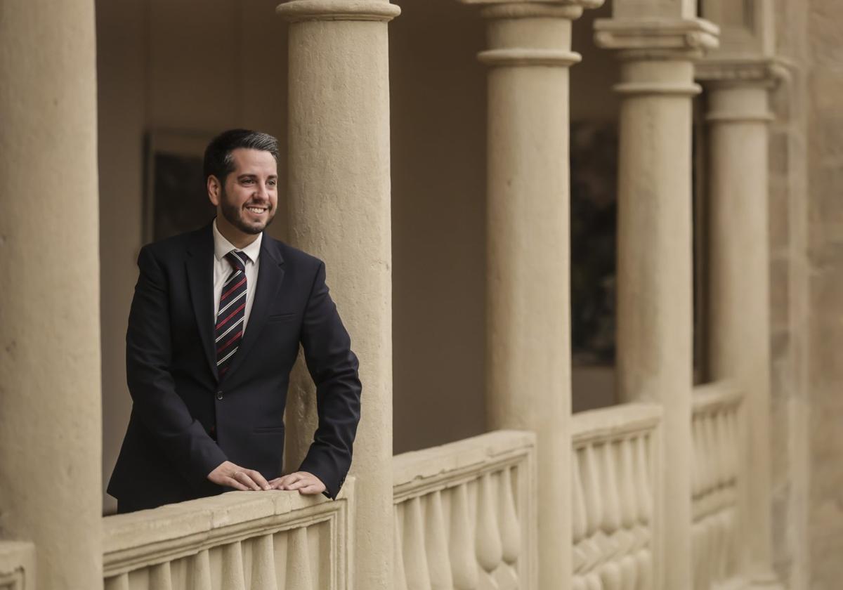 Javier García, en el claustro alto del convento de la Merced, sede del Parlamento de La Rioja.