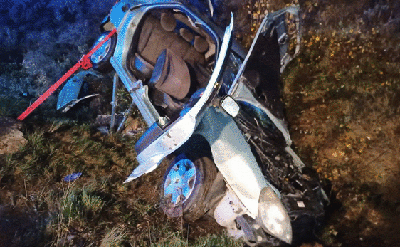 Imagen de los bomberos tras la intervención para rescatar al conductor atrapado.