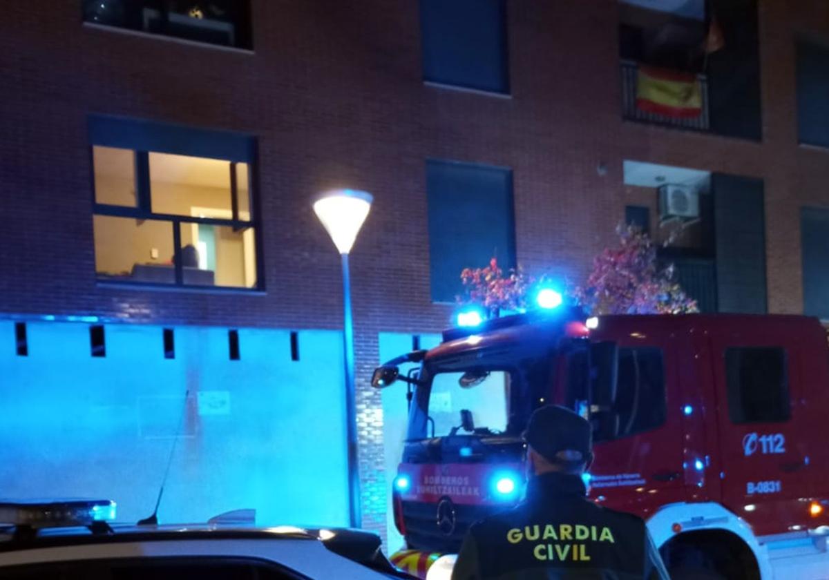 Una madre y sus tres hijos saltan desde un segundo piso a un colchón por un incendio en su vivienda