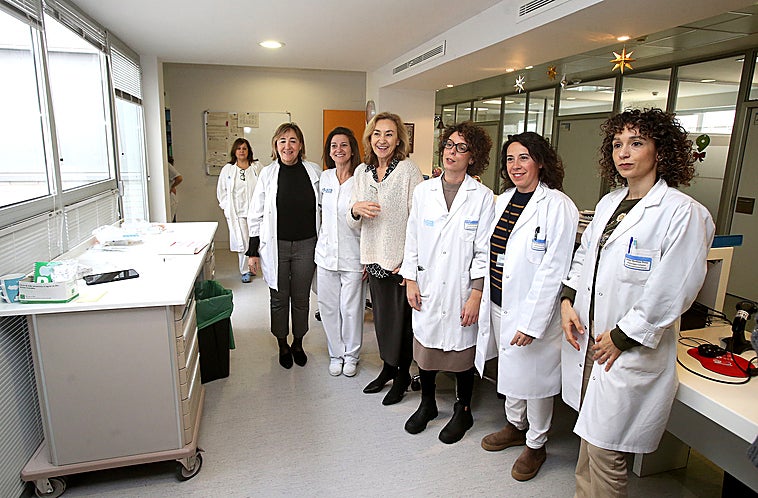 La consejera María Martín, con parte del equipo de enfermeras de la nueva consulta de Oncología.