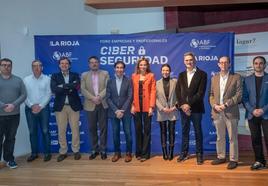 Los ponentes, organizadores y patrocinadores posaron en una foto de familia.