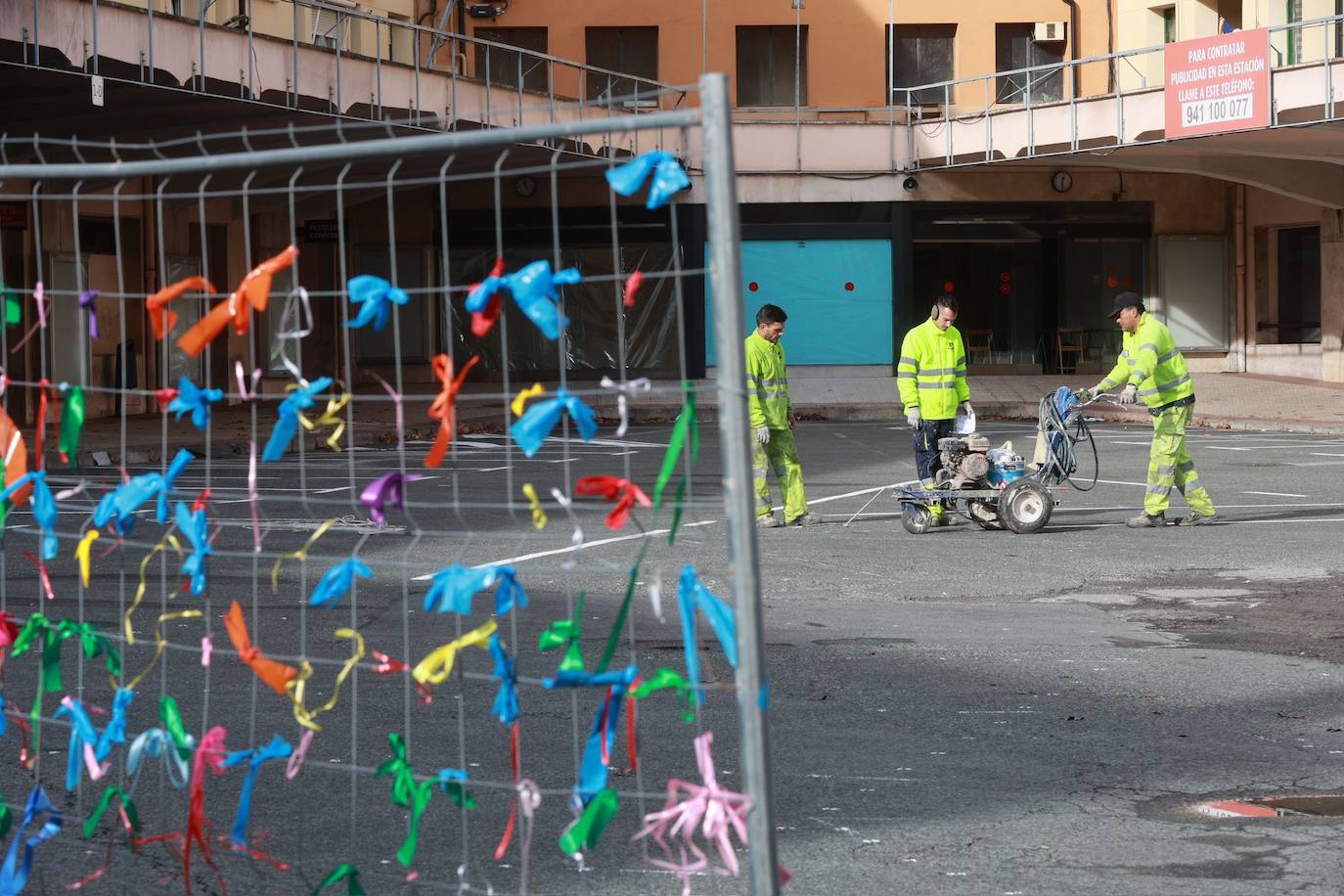 Trabajos para habilitar el estacionamiento con el vallado donde la comunidad educativa del General Espartero ha colocado estos días lazos de protesta.