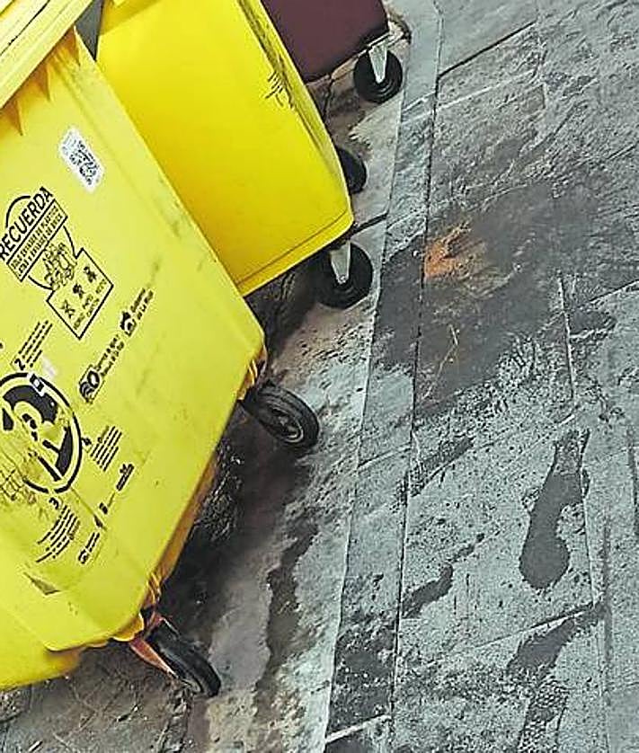 Imagen secundaria 2 - A la izquierda suciedad, en la acera y entrada de un pub de la calle Teatro. Abajo a la derecha orines y otros restos, junto a unos contenedores de la calle Teatro. 
