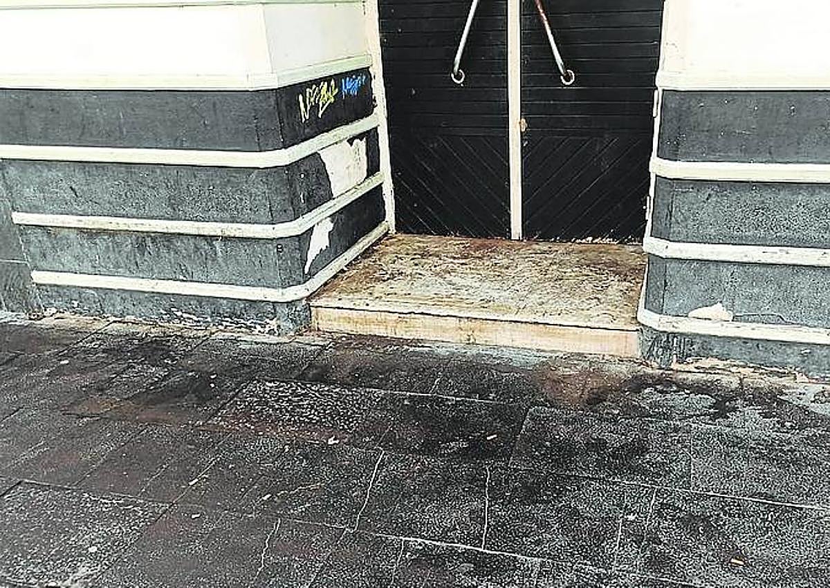 Imagen secundaria 1 - A la izquierda suciedad, en la acera y entrada de un pub de la calle Teatro. Abajo a la derecha orines y otros restos, junto a unos contenedores de la calle Teatro. 