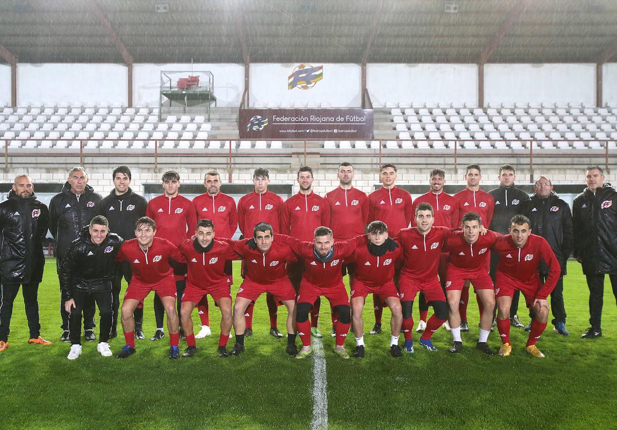 Futbolistas y técnicos de la selección riojana.