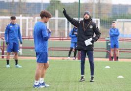 Andrés García da una directriz durante un entrenamiento de la SDL.