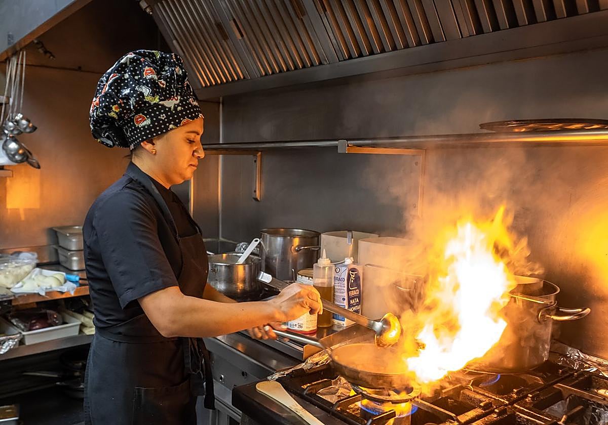 Mirna Mendoza prepara uno de los platos de pasta fresca que ofrecen en el local.