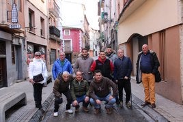 Gran parte de los dueños de los bares posan en la calle Villegas, principal vía de La Zona.