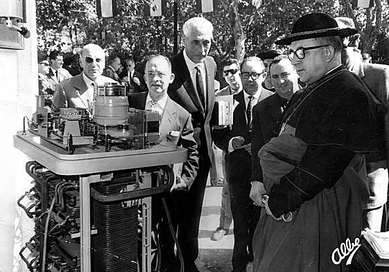 El obispo Abilio del Campo y de la Bárcena, en una exposición de la Escuela de Peritos Industriales.