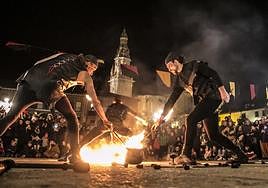Espectáculo de fuego al caer la noche, en el entorno del Mercado Medieval.
