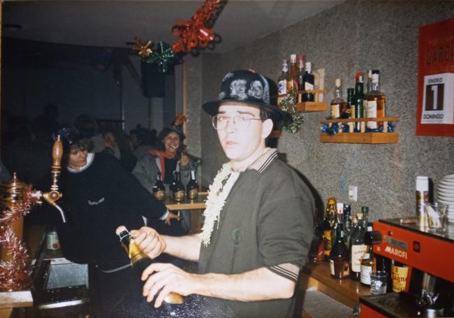 César, dueño del Bar Koky's, durante la Nochevieja de 1988.