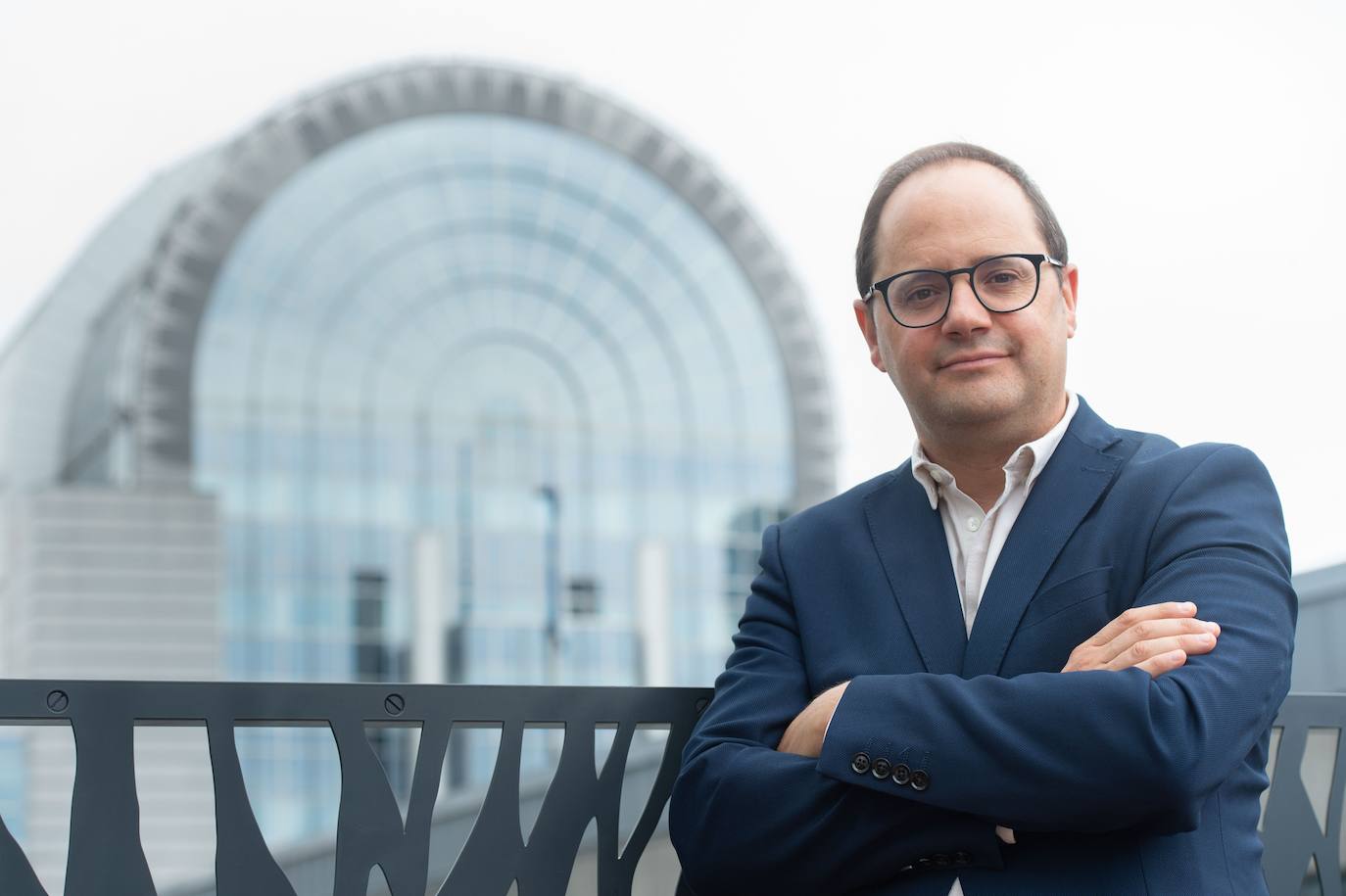 César Luena posa frente a la sede del Parlamento Europeo en Bruselas.