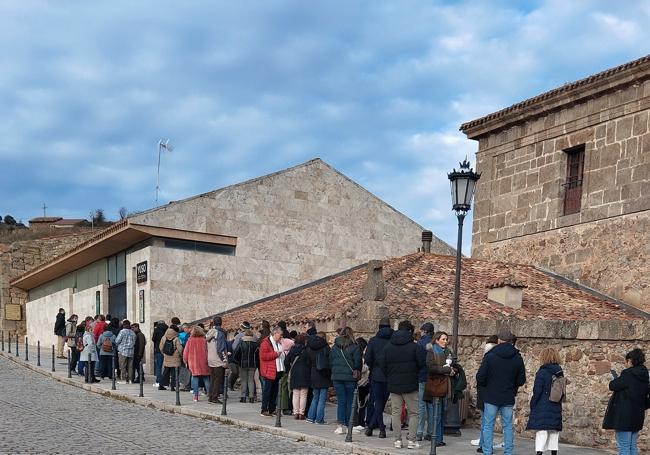 Un grupo de personas espera para entrar al monasterio de Yuso, en San Millán.