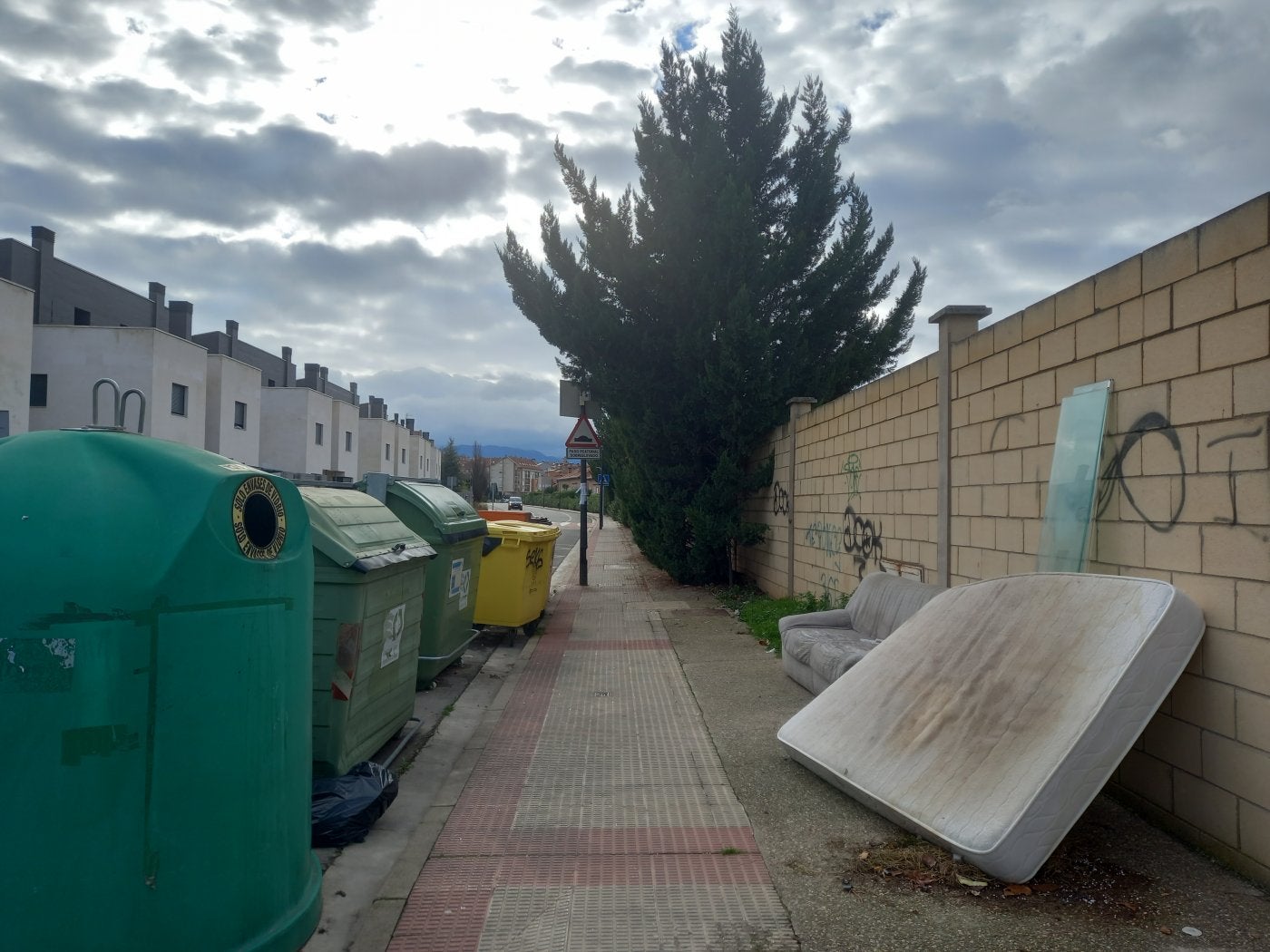 Residuos voluminosos depositados semanas atrás en la avenida Caballeros Templarios.