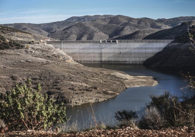 El embalse en la actualidad. Tras soltar el agua vuelve a apreciarse la presa de 103 metros de altura al fondo.