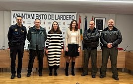 Agentes y miembros del Consistorio, tras el acuerdo.