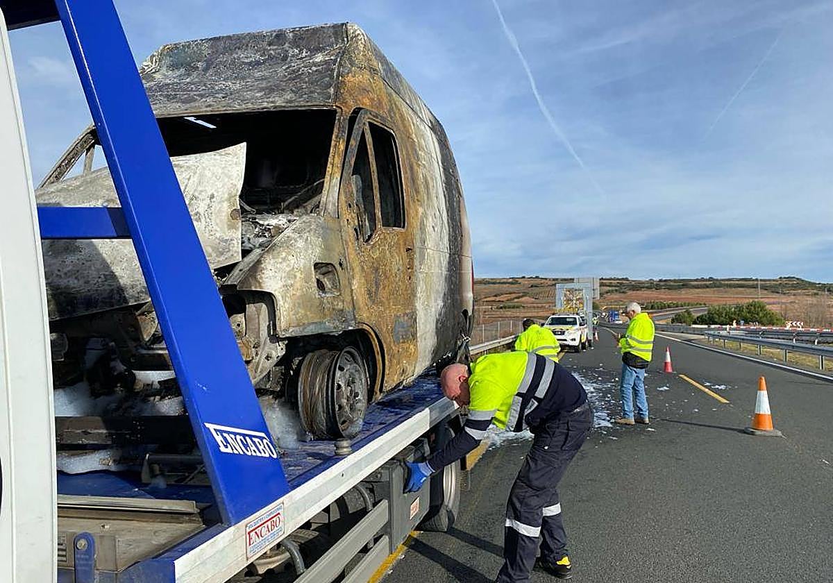 La furgoneta calcinada en plena autovía.