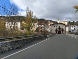 Puente de la N-111 sobre el río Iregua a su paso por Villanueva de Cameros, sin aceras, lo que ocasiona peligro para los peatones.