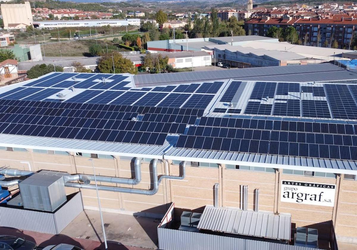 Placas solares instaladas en la sede de Oyón