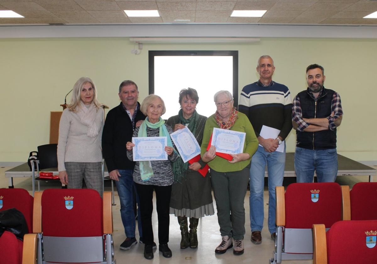 Ganadores y participantes en el concurso con parte del jurado.