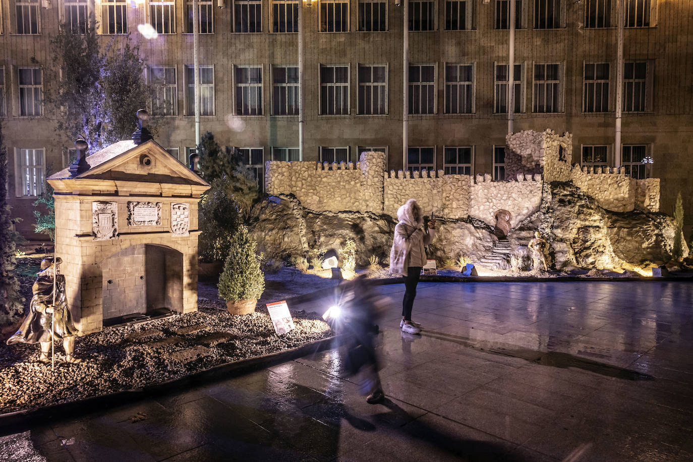 El Belén de Logroño brilla en la noche