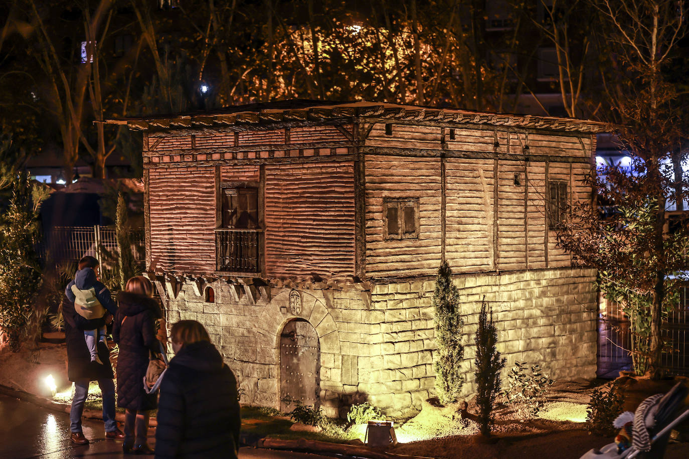 El Belén de Logroño brilla en la noche