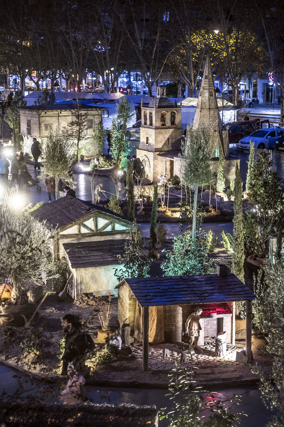 El Belén de Logroño brilla en la noche