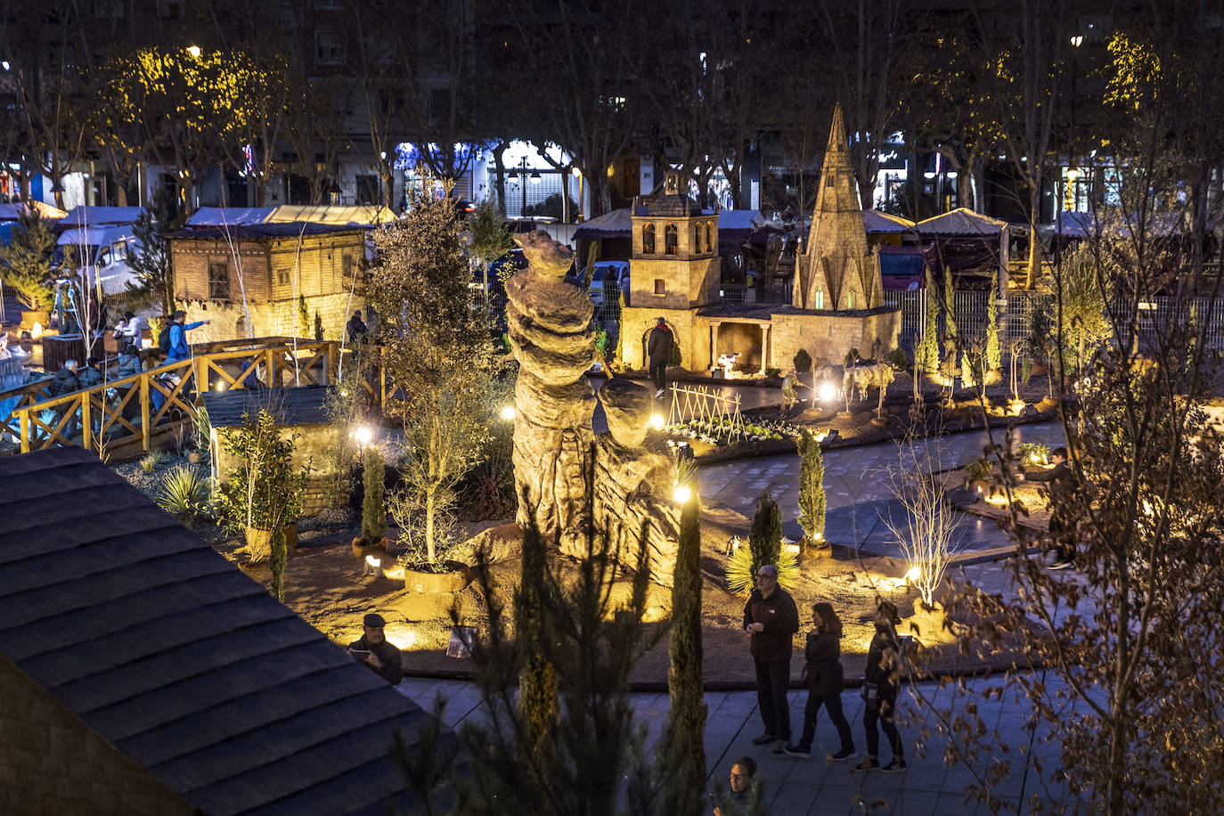 El Belén de Logroño brilla en la noche