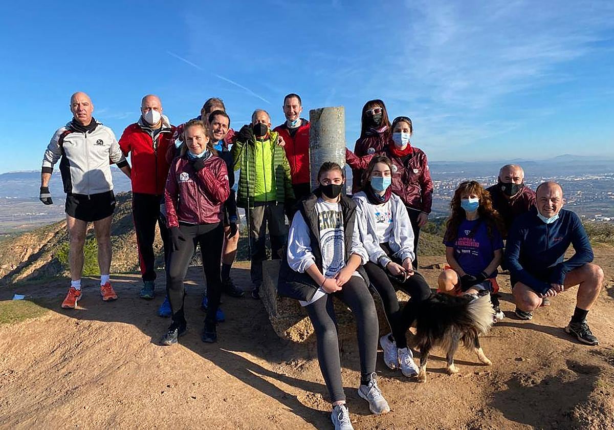 La asociación Corre que te pillo coloca este domingo el belén en el pico Coronilla