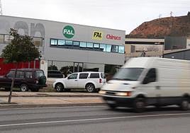 Imagen de la nave que ha alquilado Calzados Fal en avenida de Quel para retomar la labor administrativa.