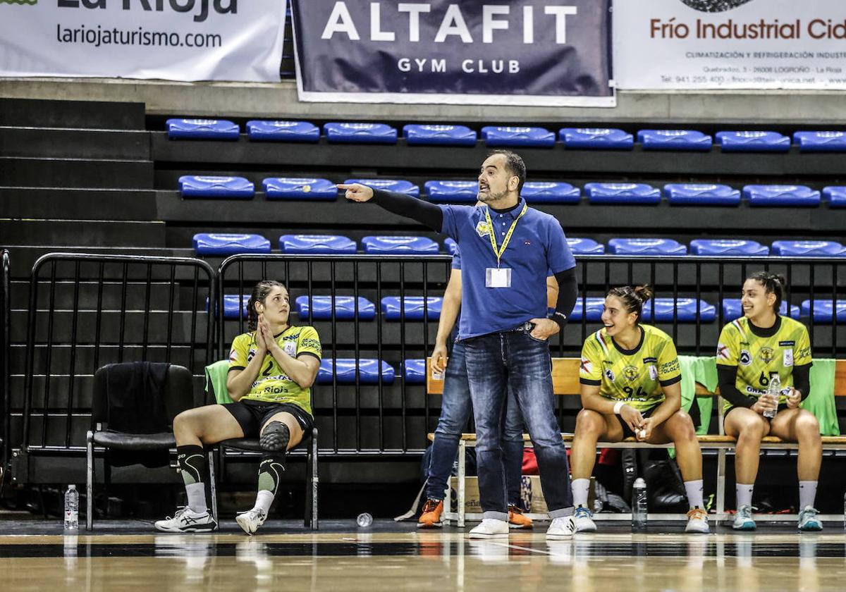 Juanjo González da instrucciones en un partido anterior del Grafometal.