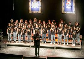 El director del coro de la escuela Piccolo y Saxo se dirige a los asistentes tras conocer el fallo del jurado.