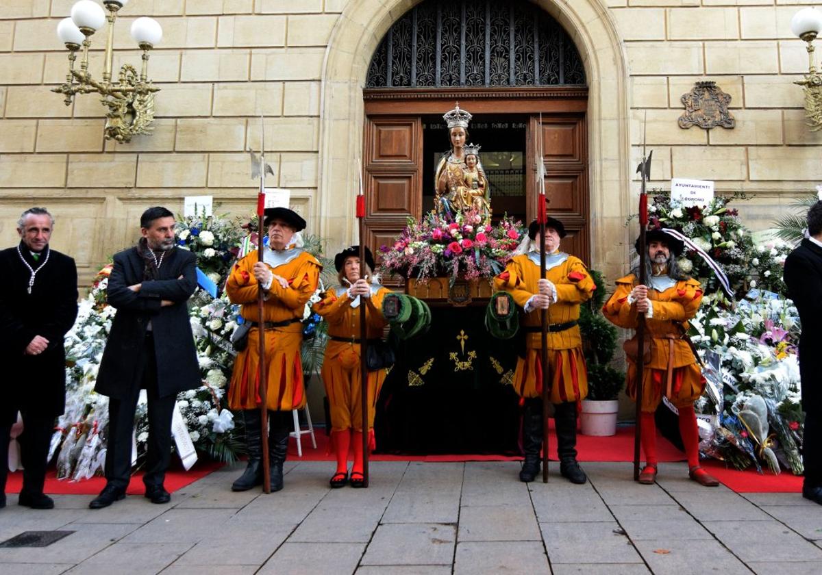 La Virgen de la Esperanza, a las puertas del Palacio de Chapiteles.