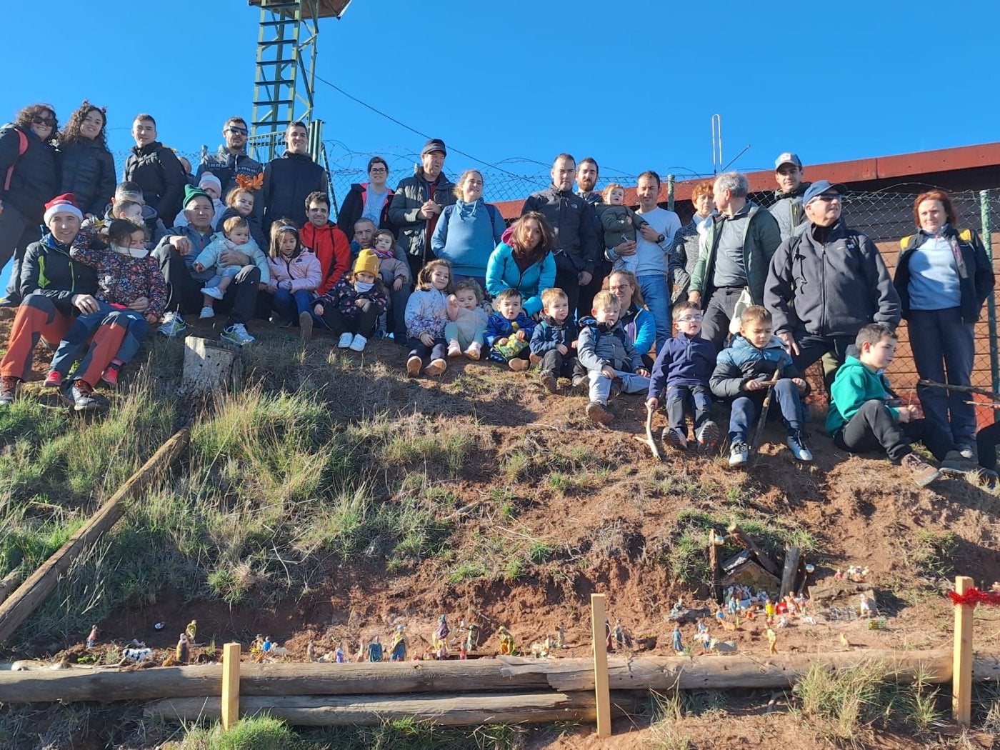 El Club de Montaña K2 coloca su belén en la cima de La Calavera