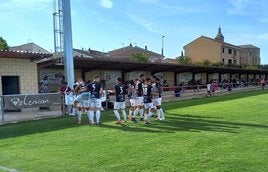 Partido años atrás entre el Haro y el Agoncillo en el campo San Roque, con la grada a derribar al fondo.