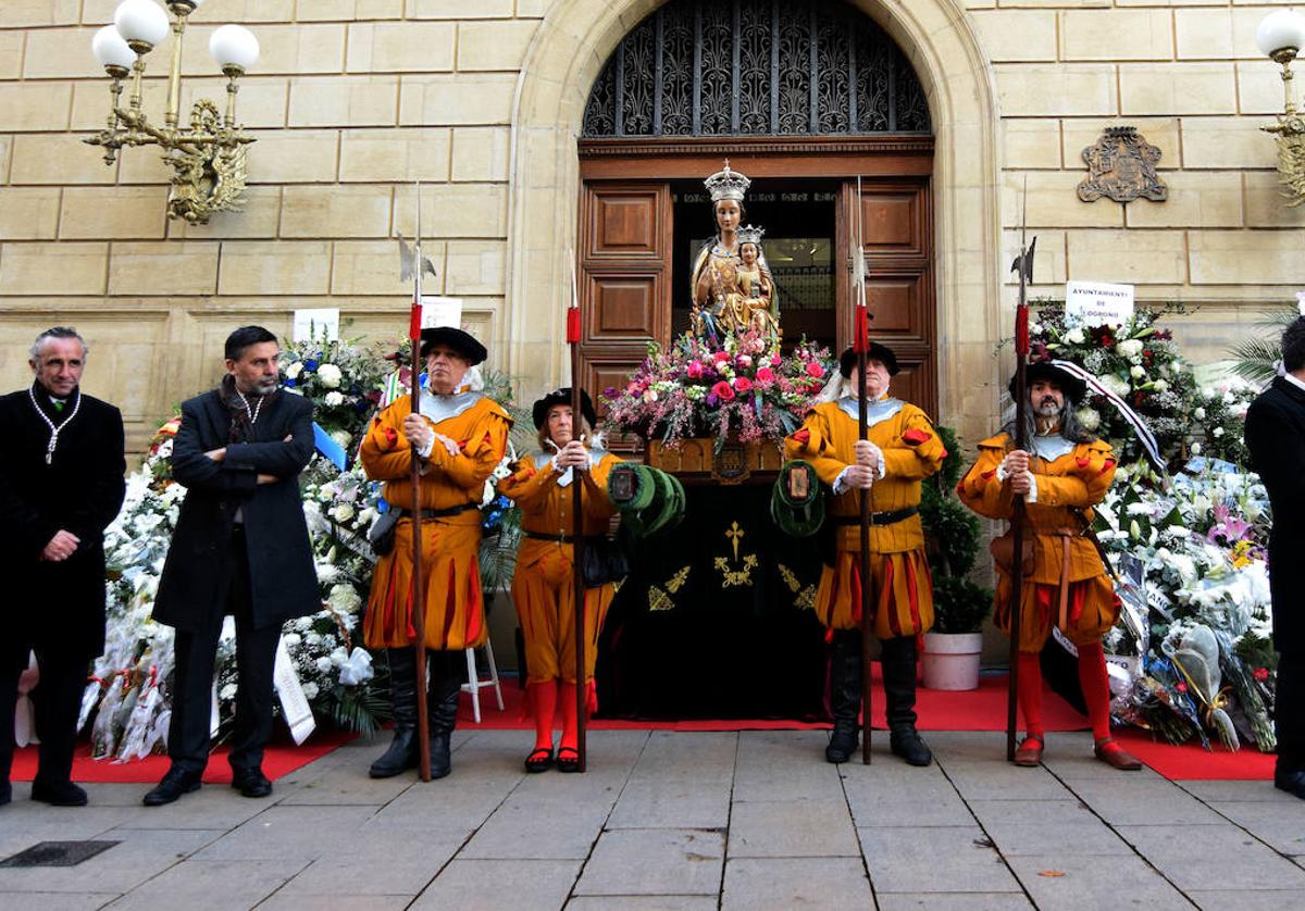 Ofrenda de flores a la Virgen de la Esperanza