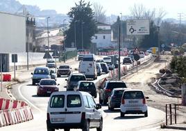 Tráfico denso ayer en la entrada y salida de Logroño por las carreteras LR-250 y LR-443, donde se produjo un atasco a primera hora.