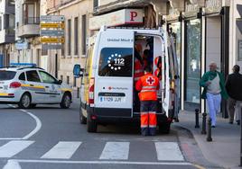 Una ambulancia presta un servicio en Calahorra.