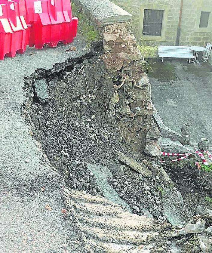 Imagen secundaria 2 - Arriba, rescate de los heridos en el accidente del pasado martes. Debajo, El socavón, el martes a la izquierda, y en el momento del derrumbe a la derecha. 