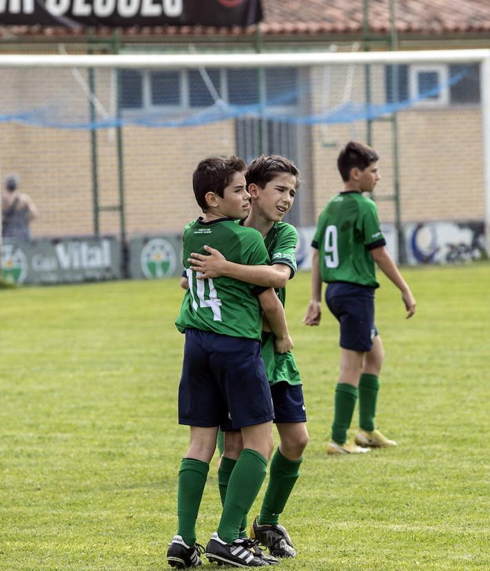 Imagen secundaria 2 - Gorriz y Viguera encabeza a Real Sociedad y Logroñés el 5 de junio de 1982, día en el que se inauguró La Isla (izquierda). Dos jugadores del Berceo de sus categorías inferiores celebran un gol en La Isla.