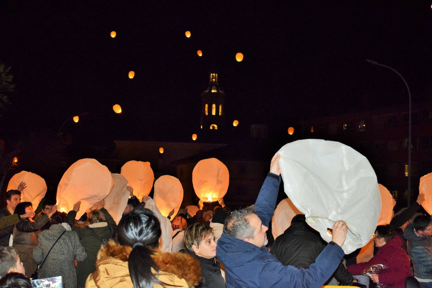 Suelta de farolillos en Fuenmayor